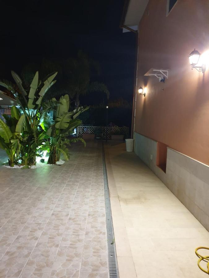 Bed And Breakfast Villa Fatima Trani Exteriör bild